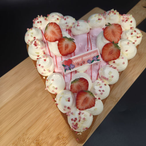 Afbeelding van Hartenvlaai met aardbeibavaroise en slagroom